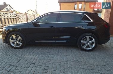 Позашляховик / Кросовер Audi Q8 e-tron 2023 в Києві