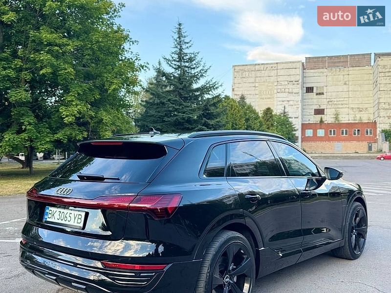 Позашляховик / Кросовер Audi Q8 e-tron 2023 в Рівному