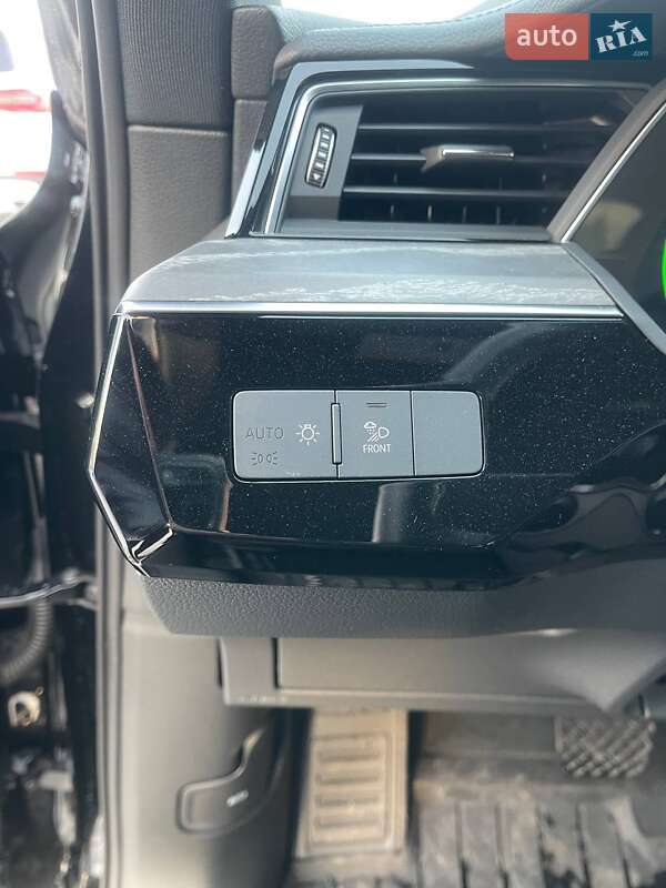 Позашляховик / Кросовер Audi Q8 Sportback e-tron 2023 в Львові