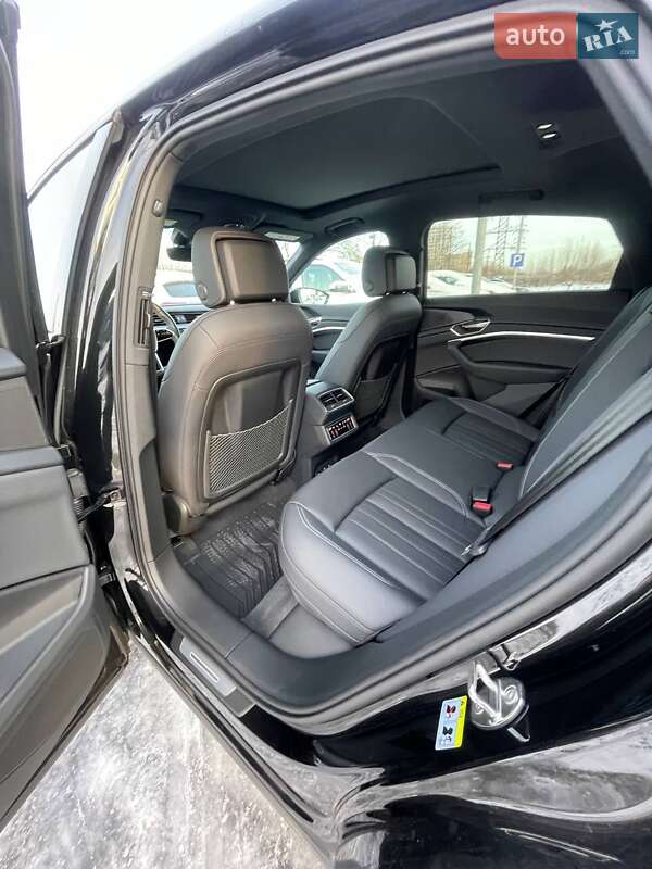 Позашляховик / Кросовер Audi Q8 Sportback e-tron 2023 в Львові