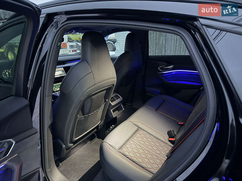Позашляховик / Кросовер Audi Q8 Sportback e-tron 2023 в Києві