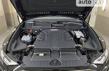 Внедорожник / Кроссовер Audi Q8 2021 в 