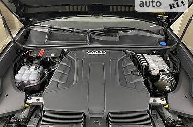 Внедорожник / Кроссовер Audi Q8 2021 в 