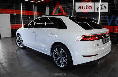 Позашляховик / Кросовер Audi Q8 2020 в 