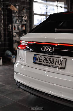 Позашляховик / Кросовер Audi Q8 2020 в 