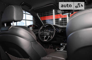 Позашляховик / Кросовер Audi Q8 2020 в 