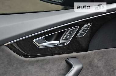 Внедорожник / Кроссовер Audi Q8 2021 в 