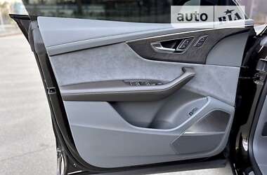Позашляховик / Кросовер Audi Q8 2020 в 