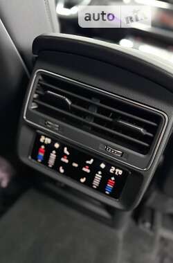 Позашляховик / Кросовер Audi Q8 2021 в 