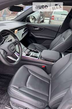 Позашляховик / Кросовер Audi Q8 2021 в 