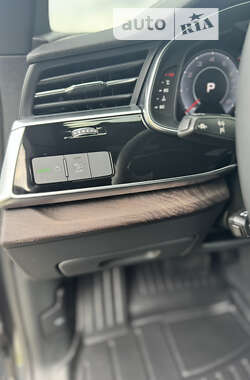 Позашляховик / Кросовер Audi Q8 2020 в 