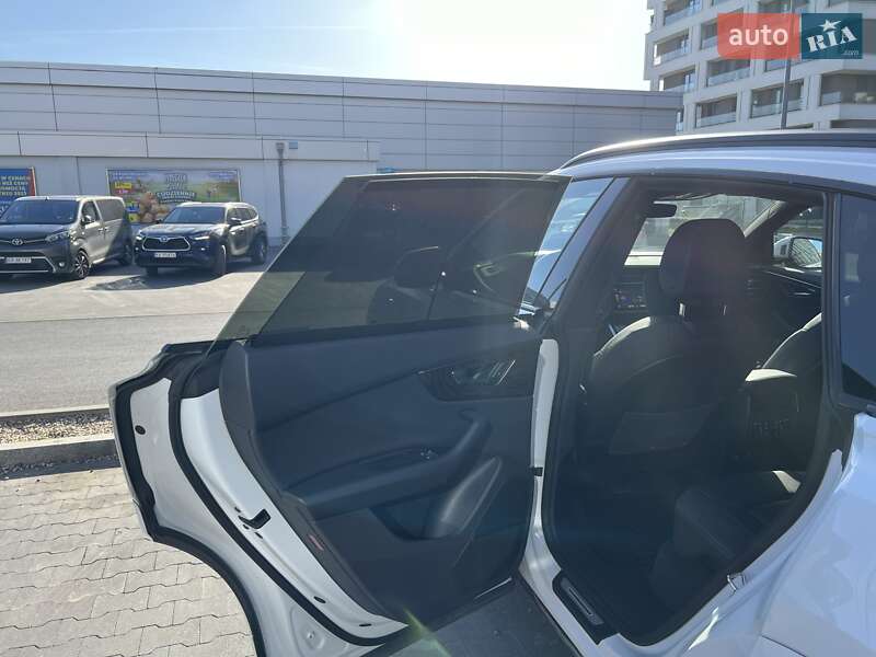 Позашляховик / Кросовер Audi Q8 2021 в Львові