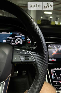 Внедорожник / Кроссовер Audi Q8 2021 в 