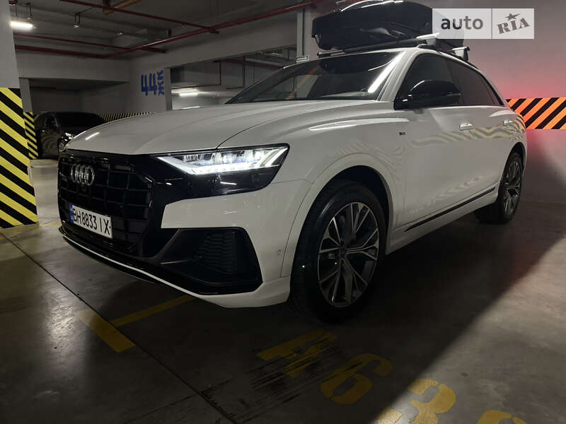 Внедорожник / Кроссовер Audi Q8 2021 в 