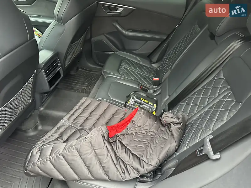 Позашляховик / Кросовер Audi Q8 2020 в 
