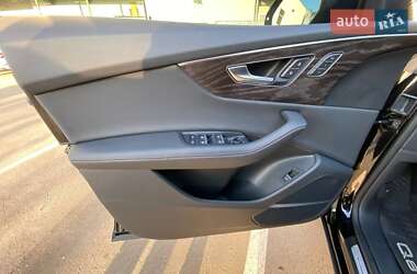 Позашляховик / Кросовер Audi Q8 2022 в 