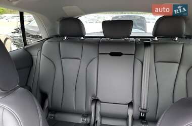 Позашляховик / Кросовер Audi Q8 2023 в 