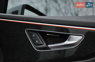 Позашляховик / Кросовер Audi Q8 2018 в 