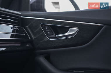 Позашляховик / Кросовер Audi Q8 2018 в 