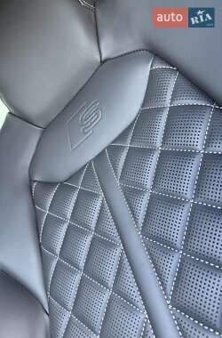 Позашляховик / Кросовер Audi Q8 2022 в 