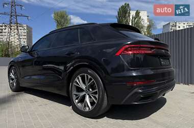 Позашляховик / Кросовер Audi Q8 2022 в 