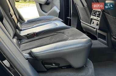 Позашляховик / Кросовер Audi Q8 2021 в 