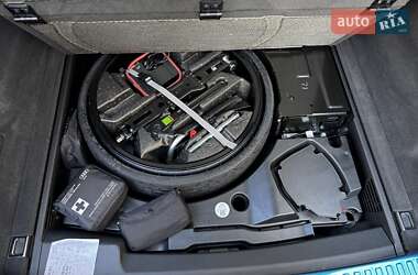 Позашляховик / Кросовер Audi Q8 2021 в 