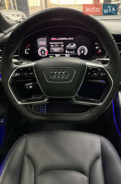 Внедорожник / Кроссовер Audi Q8 2021 в 