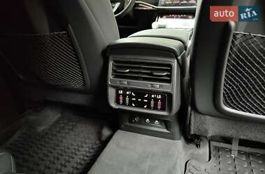 Позашляховик / Кросовер Audi Q8 2022 в 