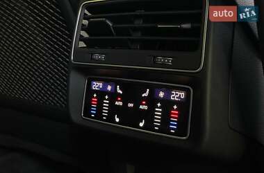 Внедорожник / Кроссовер Audi Q8 2021 в 