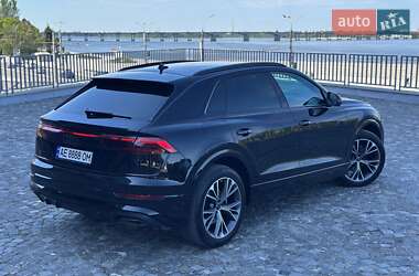 Позашляховик / Кросовер Audi Q8 2024 в 