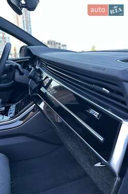 Позашляховик / Кросовер Audi Q8 2024 в 