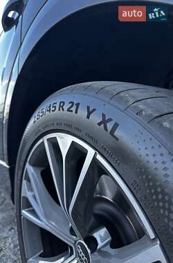 Позашляховик / Кросовер Audi Q8 2024 в 