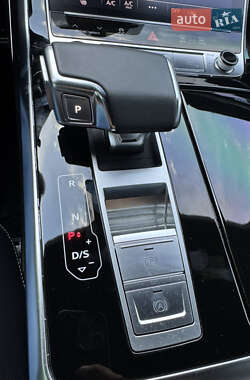 Внедорожник / Кроссовер Audi Q8 2021 в 