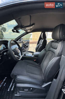 Внедорожник / Кроссовер Audi Q8 2021 в 