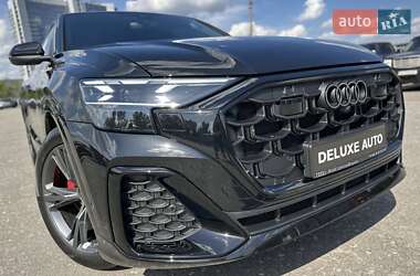 Позашляховик / Кросовер Audi Q8 2024 в 