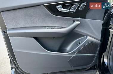 Позашляховик / Кросовер Audi Q8 2024 в 