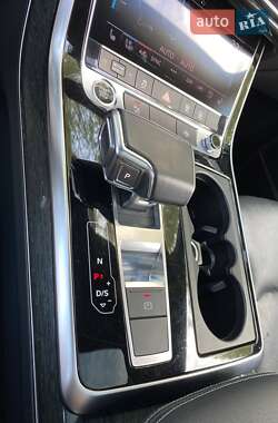 Внедорожник / Кроссовер Audi Q8 2021 в 