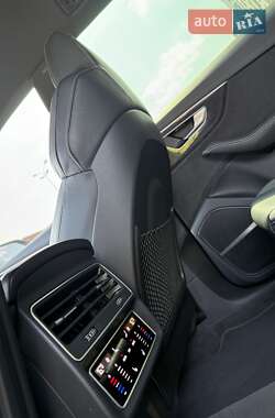 Позашляховик / Кросовер Audi Q8 2022 в 