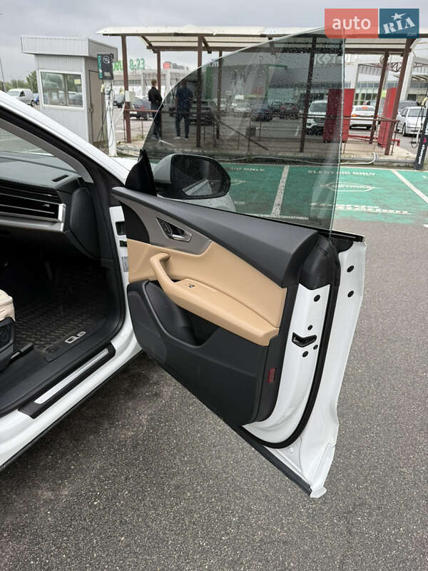 Внедорожник / Кроссовер Audi Q8 2019 в Киеве