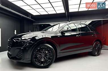 Позашляховик / Кросовер Audi Q8 2025 в 