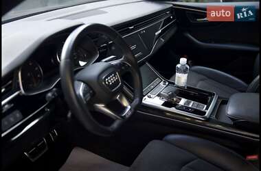 Внедорожник / Кроссовер Audi Q8 2021 в 