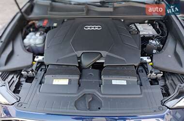 Внедорожник / Кроссовер Audi Q8 2021 в 