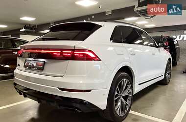 Позашляховик / Кросовер Audi Q8 2024 в 