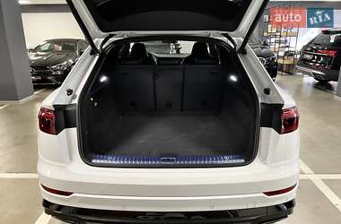 Позашляховик / Кросовер Audi Q8 2024 в 