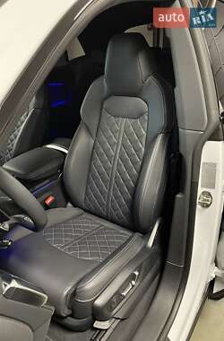 Позашляховик / Кросовер Audi Q8 2024 в 