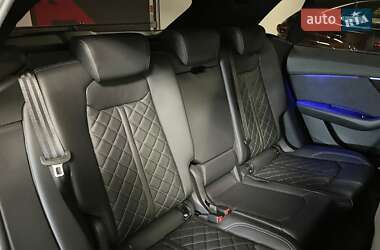 Позашляховик / Кросовер Audi Q8 2024 в 