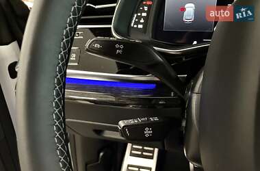 Позашляховик / Кросовер Audi Q8 2024 в 