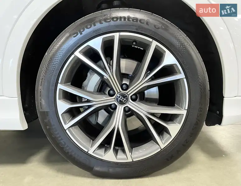 Внедорожник / Кроссовер Audi Q8 2024 в 