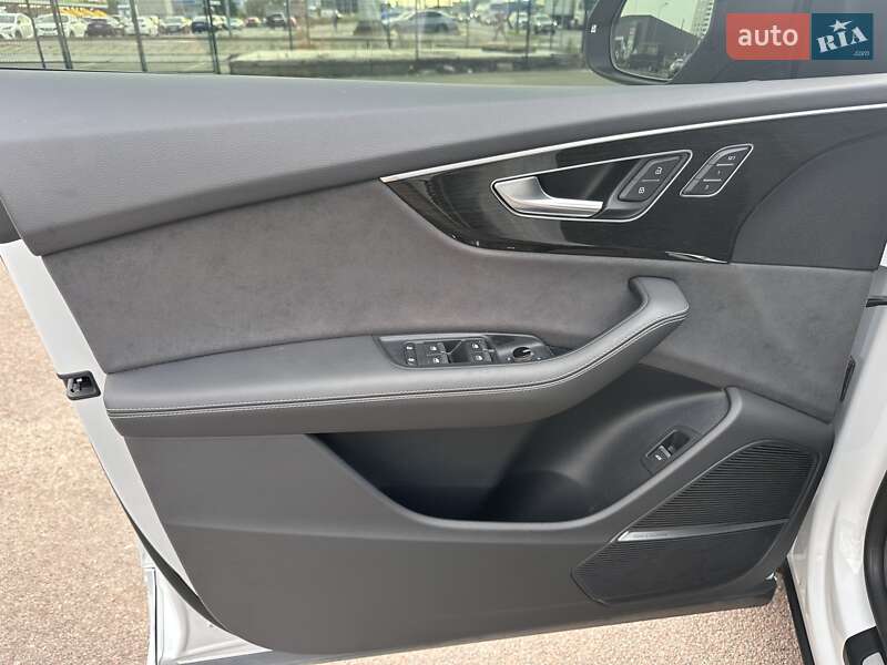 Позашляховик / Кросовер Audi Q8 2023 в Києві